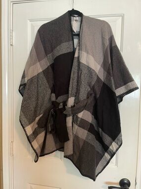 Liz Claiborne Two-Tone Plaid Wrap in Charcoal and Light Gray